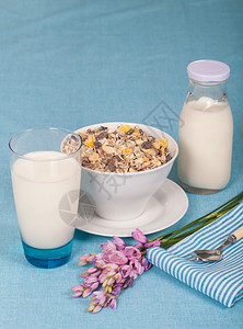 健康营养配有新鲜牛奶和穆埃西利乳制品新鲜的喝图片