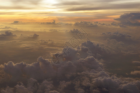 蓝色的天堂环境从飞机窗口的美丽日出景色Name图片