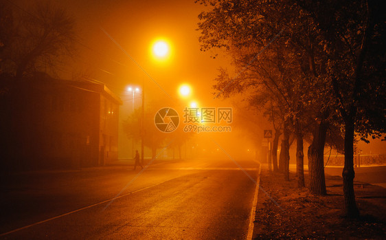 雾中夜色城市风景照片中雾城市风景观薄雾路图片