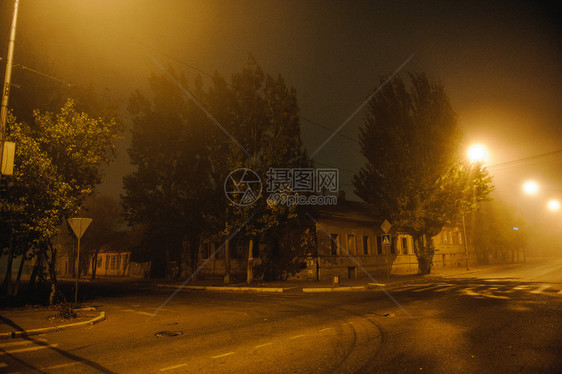 晚上路雾中夜色城市风景照片中雾城市风景黑暗的图片