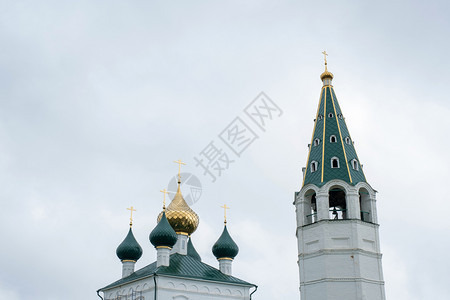 教堂圆顶和一座高钟塔对着乌云的天空俄罗斯叉夏天蓝色的图片