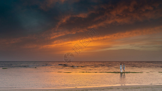 夏天海边唯美的落日夕阳图片