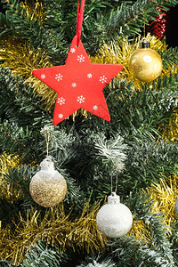 圣诞树上闪亮的球和红星图片