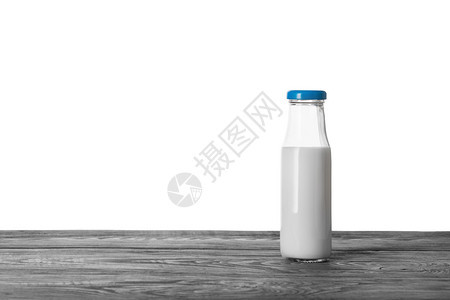 早餐钙木制桌上的瓶装牛奶在白色背景上孤立的木制餐桌上瓶装牛奶健康图片