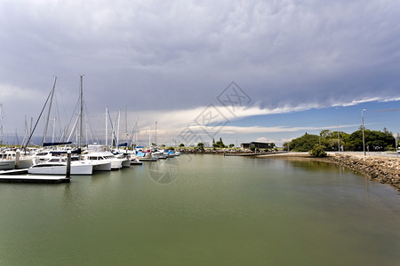 风暴从澳洲昆士兰州斯卡堡码头上空冲近暴风雨积云戏剧图片