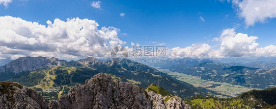 旅游森林奥地利阿尔卑斯山纳费尔德脉地貌蓝天空和云范围图片