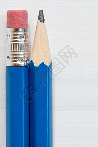 木制背景的两支铅笔带有复制空间作家绘画木头图片