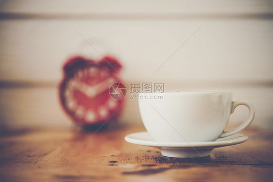 桌上的咖啡和闹钟图片
