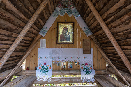 古老的美丽秋天在俄罗斯Kostroma地区NeyskyKommunar村附近为纪念神之母亲的喀山像而举行圣春节传统的图片