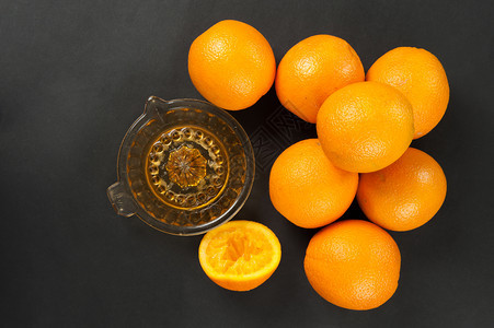 深底有橙子的手工果汁机橘子水挤压图片