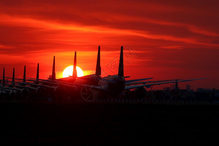 货物运输航班美日落背景的机场停坪飞景象图图片