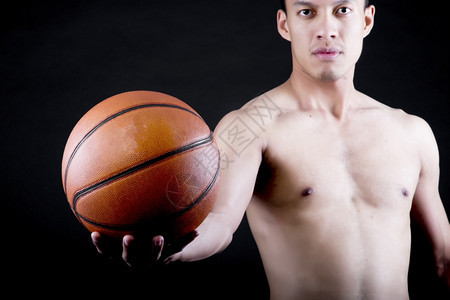 手拿篮球的青年运动员图片