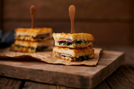 早餐烤菠菜和配酱汁的火腿三明治糕点美味的图片