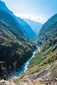 徒步旅行云南美丽尼泊尔喜马拉雅山春日的深峡谷图片