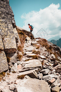 自然夏令年轻人独自徒步在山上一条岩石小路户外图片