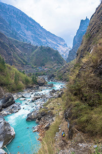 一种大约自然尼泊尔喜马拉雅山春日的深峡谷图片
