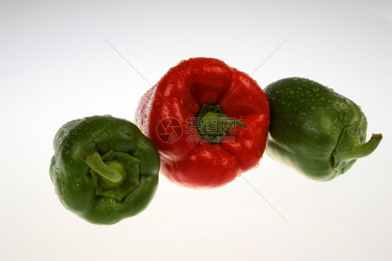 辣椒红吃3个彩色胡椒在孤立的白色背景上滴下水1个红色胡椒和2绿中间辣和2个绿色胡两只侧面农业图片