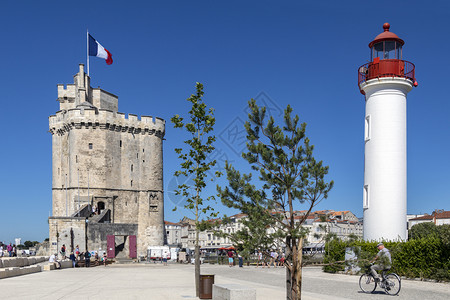 欧洲的三色法国PoitouCharentes地区海岸的LaRochelle港灯塔挂着的楼是1世纪开始的铁链之旅行图片