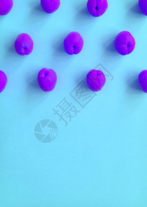 食物紫色的夏天浅蓝背景的明紫杏子淡蓝色背景的亮紫杏子图案图片