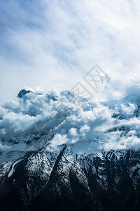 白雪皑皑的山顶图片