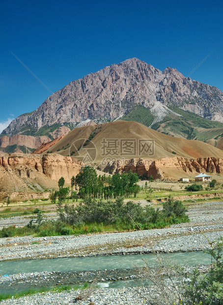 夏天Rver河谷古尔查帕米公路吉斯坦中亚景观旅行图片