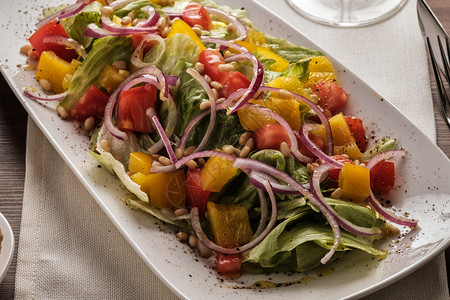 维他命沙拉加番茄胡椒和洋葱健康食用白蔬菜季节沙拉一顿饭绿色图片