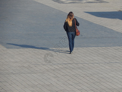 城市里的人男和女散步工作女商人们街道图片