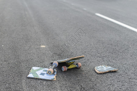 卡通滑滑板黑色沥青街上的断板滑白色街道线滑板手破裂青年背景