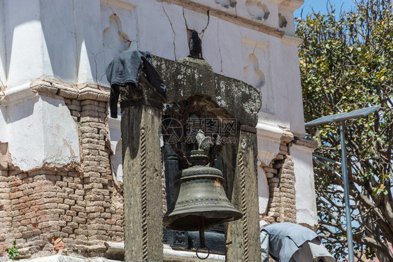 亚洲尼泊尔佛教寺庙木方柱上的小铃子尼泊尔旅游文化图片