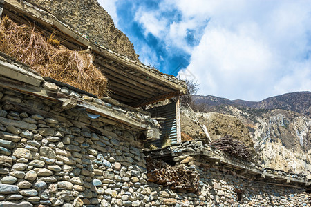 贮存位于尼泊尔村庄石头结构顶端的Hay储物掩蔽处建造图片