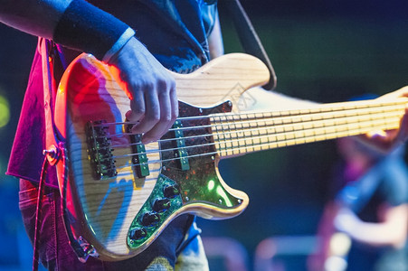 现场表演中5弦贝斯播放器流行音乐会家图片素材