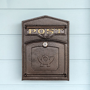 木蓝色墙上的旧邮箱信传统的优质图片