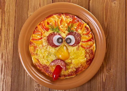 番茄生产烘烤的面对比萨宝菜单的笑脸背景图片
