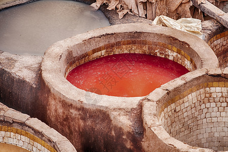 莫罗科市Fes的户外皮革制厂含有数百个染色坑包括一些有亮红染料的非洲丰富多彩的浸泡图片