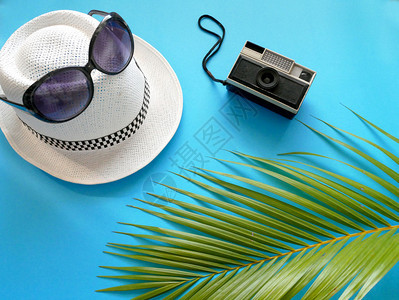 游客蓝色背景的平面假日旅行或期概念暑背景材料相机复古的图片