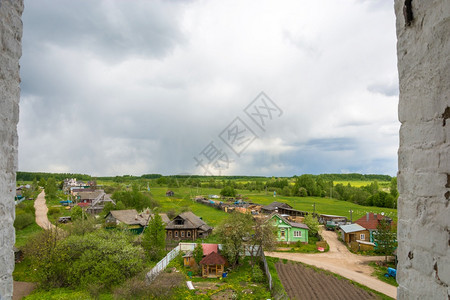场景米哈伊洛夫斯科耶村美丽的全景来自圣大天使迈克尔教堂的钟楼和无生物宿主的钟楼无形体村庄图片