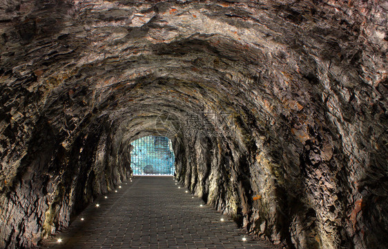 地点证明结石通往北高加索Pyatigorsk的著名地下湖Proval隧道图片