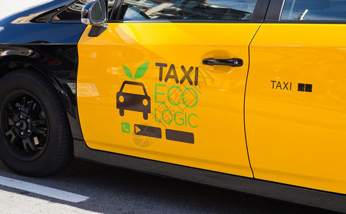 旅行西班牙巴塞罗那市典型生态出租车西班牙巴塞罗纳格力镇图片