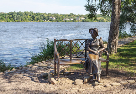 坐在俄罗斯普莱伏尔加河岸附近的长椅上年轻女子索菲亚库夫申尼科娃的青铜雕塑白色数字艺术图片