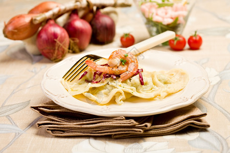 食物馄饨美味的意大利菜自制烤罗维奥兰萝卜配有虾和金叉子意大利面图片