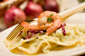地中海鲜金子美味的意大利菜自制烤罗维奥兰萝卜配有虾和金叉子图片