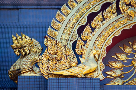 寺庙传统的墙上有金龙装饰的图片