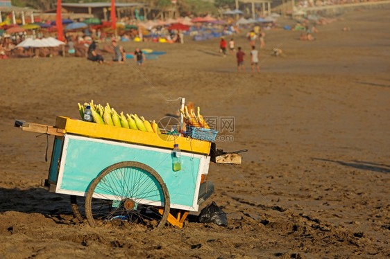 沙滩上销售食物的小车图片