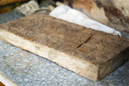 木制的重点切割在户外厨房的老旧切碎板上浅着眼图片