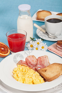 早餐炒鸡蛋和脆培根火腿图片