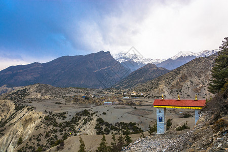 喜马拉雅山丘海军村在尼泊尔春日的景象徒步旅行最佳背景图片