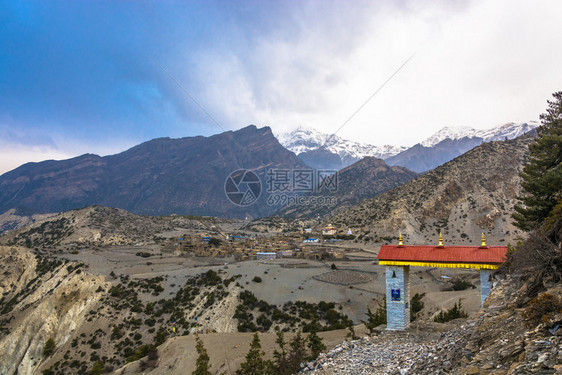 喜马拉雅山丘海军村在尼泊尔春日的景象徒步旅行最佳图片