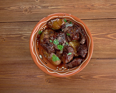 煮熟的烹饪Afelia传统的希族塞人和浦路斯食物猪肉烧成红酒色的图片