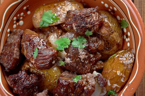 Afelia传统的希族塞人和浦路斯食物猪肉烧成红酒煮熟的赢农场图片