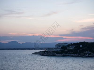 西班牙加泰罗尼亚蓝色小时的萨洛角海岸线假期地平黄昏图片